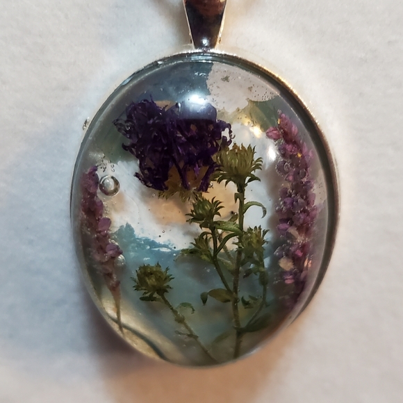 Flower collage necklace - Picture 4 of 6